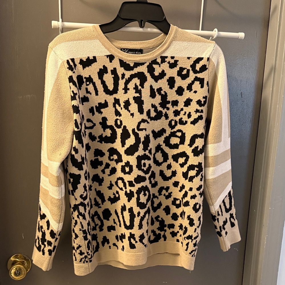 Elegant Leopard Pattern Sweater - Beige and Black
